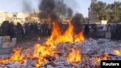 مقاتلو داعش يحرقون كميات من السجائر المصادرة في مدينة الرقة السورية - 2 نيسان 2014