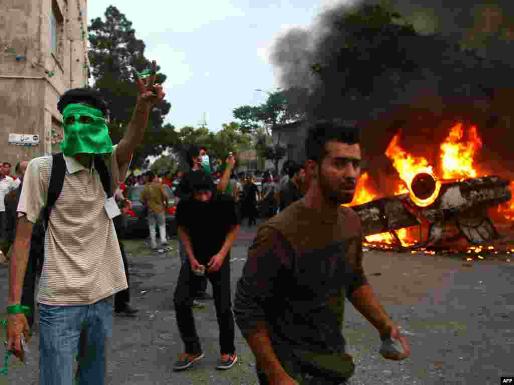 Підпалені демонстрантами автомобілі на вулицях Тегерана