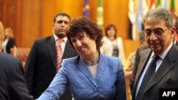 =EU foreign policy chief Catherine Ashton, alongside Arab League Secretary-General Amr Musa in Cairo, insists the EEAS will boost the bloc's foreign policy clout.