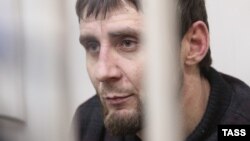 Немцов ўлимида айбланаётганлардан бири Заур Дадаев Басманний судида, Москва, 2015 йилнинг 8 марти.
