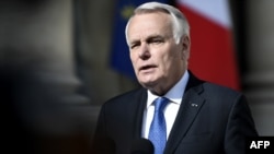 Ministri Ayrault sot duke dhënë deklaratë para gazetarëve në Paris