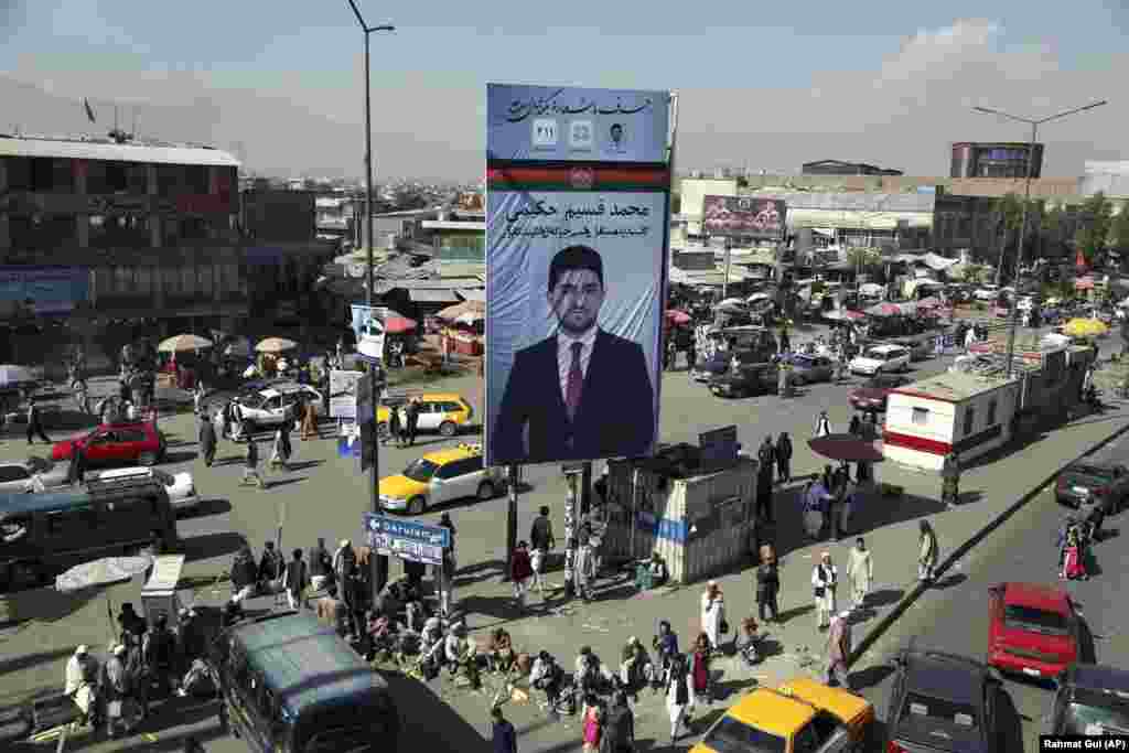 Кампањата за парламентарните избори во Авганистан започна денеска и покрај бранот насилства низ земјата и наводите за измами. Повеќе од 2.500 луѓе, вклучително 418 жени, се борат за 249 места во Долниот дом на авганистанскиот Парламент. Банери и постери од кандидатите можат да се забележат низ главниот град Кабул и во други градови во земјата. Предвидено е кампањата да заврши на 18 октомври. Изборите се закажани за 20 октомври. &nbsp;