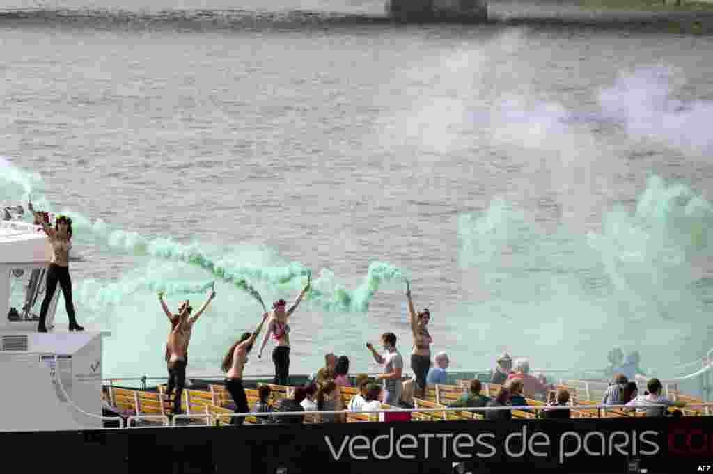 Участницы группы Femen проводят акцию в поддержку задержанных в России активистов "Гринпис". Париж, сентябрь 2013 года.