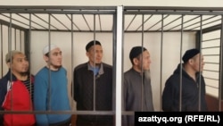 Пятеро подсудимых по делу «Таблиги Джамаат». Астана, 17 февраля 2016 года.