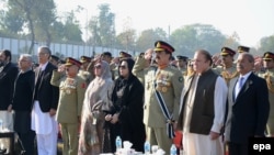 Zyrtarët më të lartë të Pakistanit në Peshavar në ceremoninë e shënimit të njëvjetorit të masakrës në një shkollë