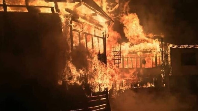 В Крыму горел табачный склад и крыша частного дома – спасатели  