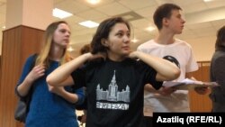 Азатка теләктәшлек белдерүчеләр