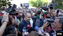 Prezident Rumen Radew Sofiaýada hökümete garşy protestçiler bilen duşuşýar. 