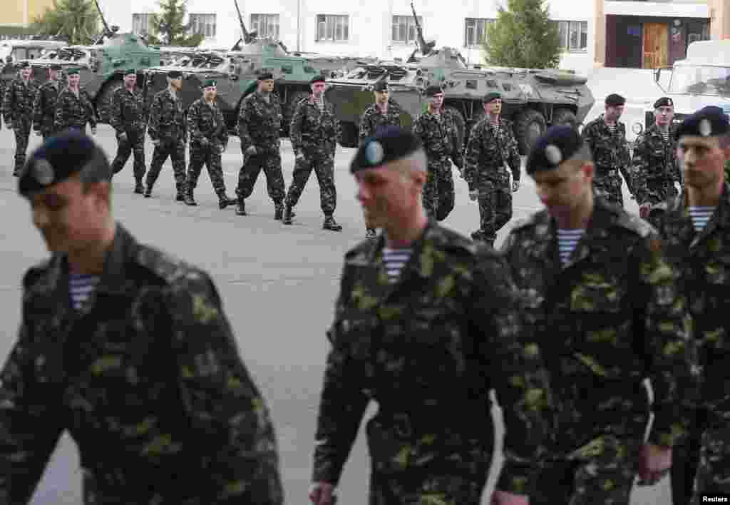 Krımdakı Feodosiya hərbi bazasından geri qayıdan əsgərlər Kiyevdə təntənəli şəkildə qarşılanır. 27 mart 2014