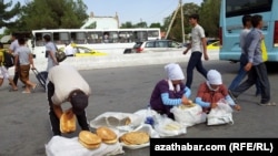 Aşgabat. Köçedäki çörek bazary