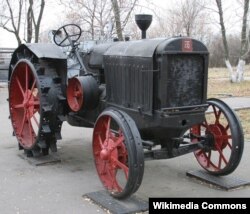 Мурдагы СССРде 1930-жылы чыгарыла баштаган СХТЗ 15/30 трактору.