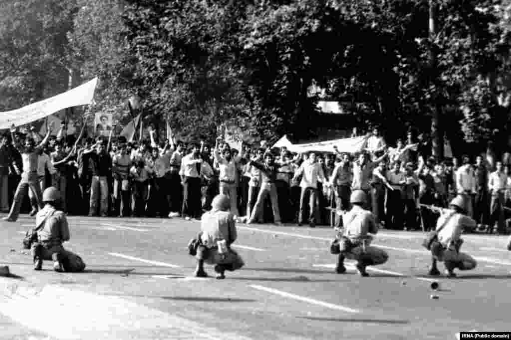 Teheranul a fost răpus de greve și de proteste masive împotriva șahului pe 7 septembrie 1978. Ziua a devenit cunoscută sub numele de Vinerea Neagră. Demostrațiile s-au răspândit în întreaga țară, în timp ce protestatarii au acuzat șahul că ar fi o marionetă a Statelor Unite ale Americii. Legea marțială a fost impusă patru zile mai târziu.