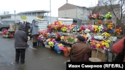 Стихийный цветочный рынок рядом с "Зимней вишней"