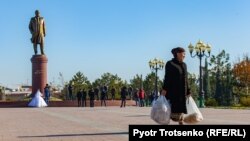 Өзбекстанның бірінші президенті Ислам Кәрімовтің ескерткіші маңында жүрген адамдар. Самарқан, Өзбекстан, 29 қараша 2019 жыл.