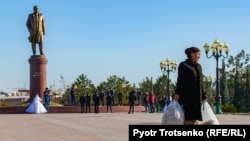 Ислам Каримовдун Самарканд шаарындагы эстелиги 