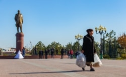 Памятник Исламу Каримову в Самарканде. Узбекистан, 29 ноября 2019 года.