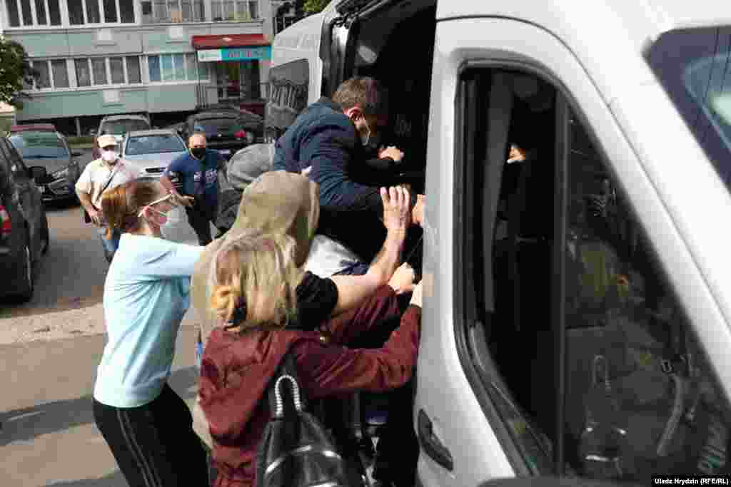 Кореспондент Білоруської редакції Радіо Свобода став свідком, як невідомі чоловіки напали на Северинця біля його будинку та затягнули його у фургон. Прихильники опозиційного політика намагалися захистити його &nbsp;