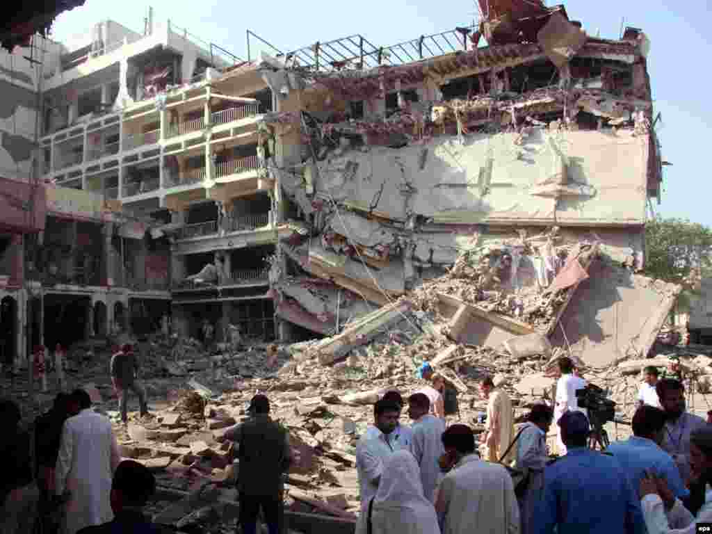 Pakistan - Uništen još jedan hotel - Dio hotela Continental u Peshawaru je uništen u bombaškom napadu. Najmanje 15 ljudi je poginulo a desetine ranjeno.