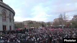 Armenia -- Thousands of supporters of the opposition Armenian National Congress rally in Yerevan's Liberty Square, 8Apr2011.