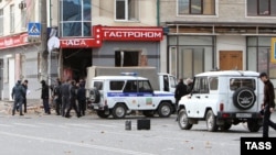 Daghestan -- Police examine the site of a blast outside a liquor store in Makhachkala, November 8, 2013
