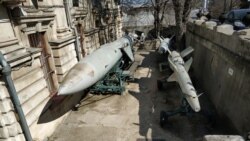 Экспозиция противокорабельных и зенитных ракет во дворе музея Черноморского флота