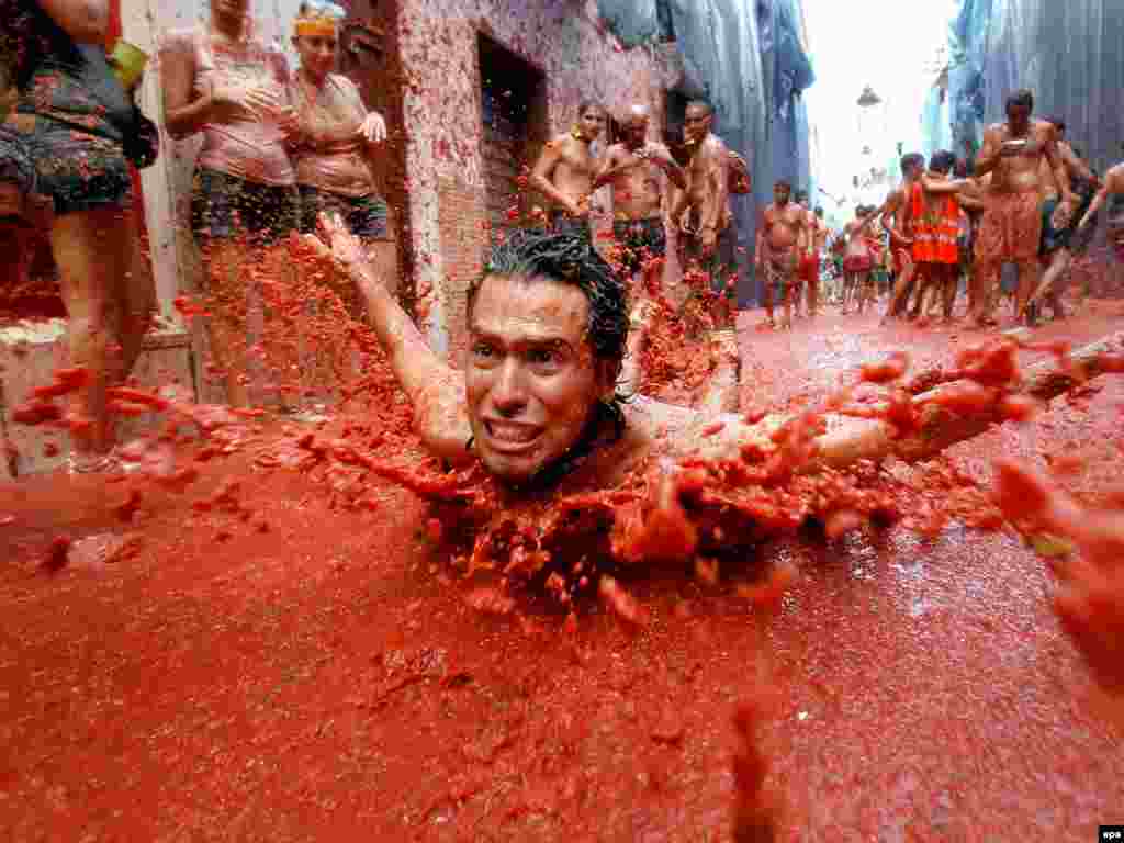 Španjolska - Okupan u paradajzu - Na tradicionalnom festivalu "Tomatina fest¨ u Španjolskoj 40.000 ljudi je bacilo, gadjajući jedni druge, ukupno 110.000 kilograma paradajza.