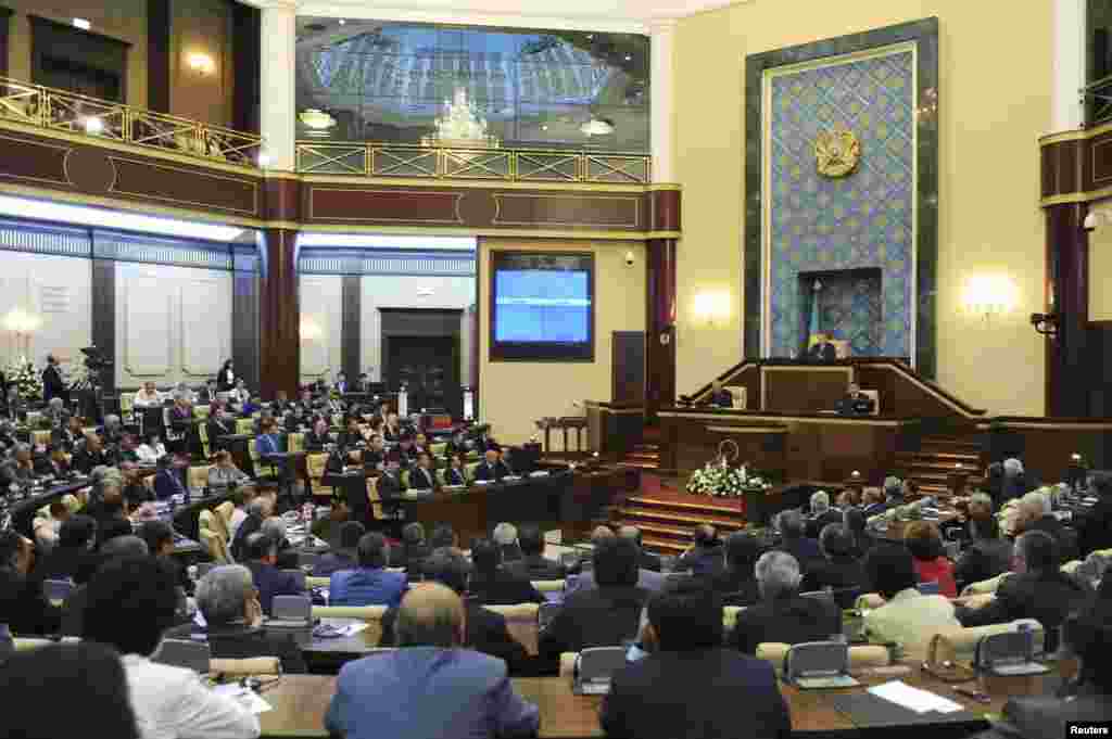 23 мая сенат парламента Казахстана во втором чтении одобрил законопроект «О пенсионном обеспечении в Республике Казахстан». Он предусматривает увеличение пенсионного возраста женщин до 63 лет и создание единого государственного накопительного пенсионного фонда.