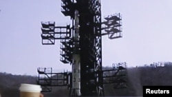 Солтүстік Кореяның ұшыруға дайындап қойған спутник тасымалдайтын зымыраны. Пхеньян, 13 сәуір 2012 жыл. 