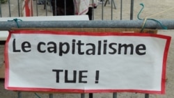 "Naprotiv, ta zakasnela poslednja revolucija moderne samo je do krajnjih konsekvencija dovela transparentnost materijalističke prirode neoliberalnoga kapitalizma", kaže Papić (na fotografiji natpis 'Kapitalizam - ubica')
