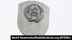 Герб СРСР на монументі «Батьківщина-Мати». Київ, 12 квітня 2018 року