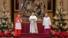پاپ فرانسیس (وسط) در واتیکان