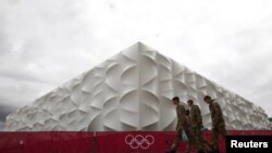 Солдаты возле Олимпийской баскетбольной арены. Лондон, 19 июля 2012 г