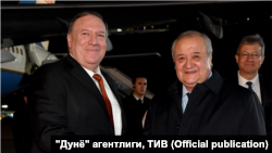 AQSh Davlat kotibi Maykl Pompeo (chapda) O‘zbekiston Tashqi ishlar vaziri Abdulaziz Komilov bilan, Toshkent aeroporti, 2020, 2 fevral 