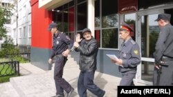 Рафиса Кашапова выводят из здания суда в Набережных Челнах