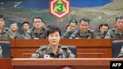 Президент Южной Кореи Пак Кын Хе на днях посетила штаб Третьей армии, дислоцированной к югу от Сеула 