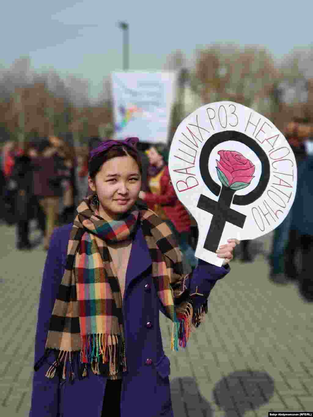 Феминисттик идеяларды карманган ондогон адамдар өткөн жылы 8-мартта да жөө жүрүшкө чыгышкан.