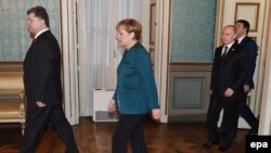 Слева направо: президент Украины Петр Порошенко, канцлер Германии Ангела Меркель, президент России Владимир Путин и премьер-министр Италии Маттео Ренци. Милан, 17 октября 2014 года. 