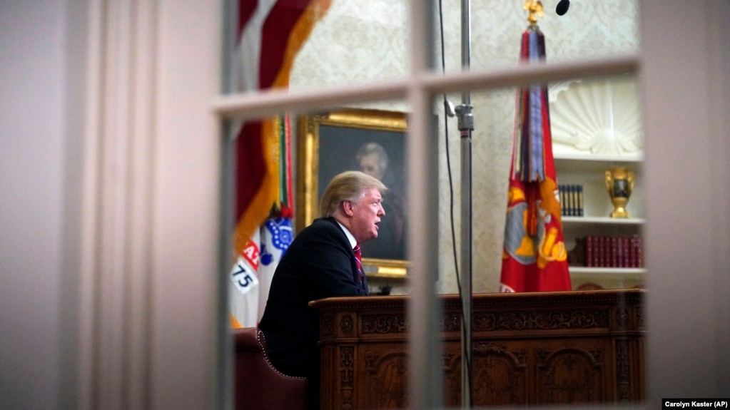 Presidenti Donald Trump në Zyrën Ovale.