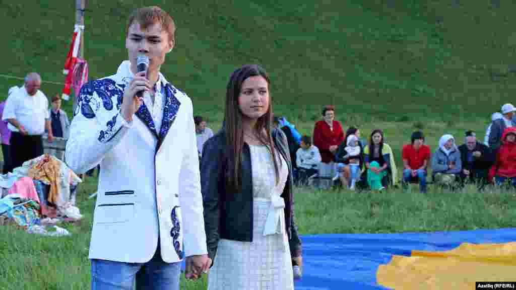 Күки авылы. Казаннан килгән яшь башкаручылар Айдар Рәкыйпов һәм Гөлназ Шакирова