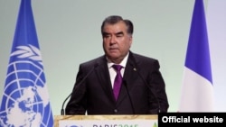 Президент Таджикистану Емомалі Рахмон виступає на конференції зі зміни клімату в Парижі, грудень 2015 року
