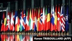 Imagine cu caracter ilustrativ, cu drapelul NATO și al țărilor membre, de la sediul alianței nord-atlantice din Bruxelles.