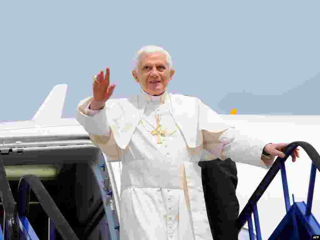 Papa na zagrebačkom aerodromu, 4. lipanj 2011. AFP / VINCENZO PINTO