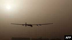 Самолет на солнечных батареях Solar Impulse 2 на пути в Мускат в Омане. 9 марта 2015 года.