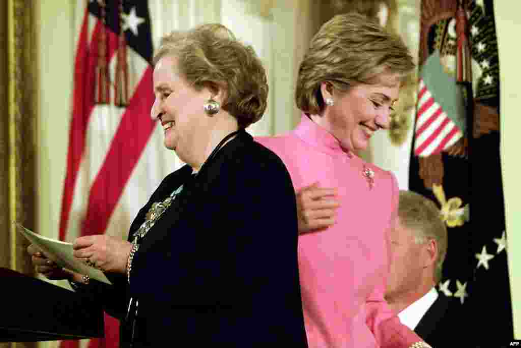 Ноябрь 2000 года. Хиллари Клинтон с Госсекретарем тех лет Мадлен Олбрайт, которая возглавляла внешнеполитическое ведомство при президенте Билле Клинтоне с 1996 по 2000 годы.