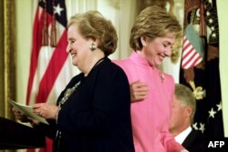 Перша леді Гілларі Клінтон та держсекретар Мадлен Олбрайт у Білому домі. Вашингтон, листопад 2000 року