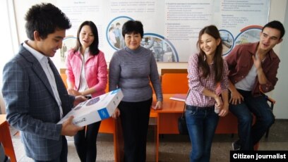 Дикті итеріп жатқан біреудің фотосы