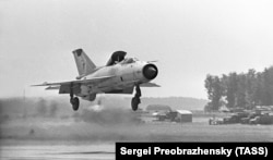 Primul MiG-21 a intrat în posesia României în 1965. La finalul anilor 80, România a mai achiziționat sub 10 aeronave MiG-23 și MiG-29, dar Revoluția a oprit achiziționarea altor aparate de acest gen.