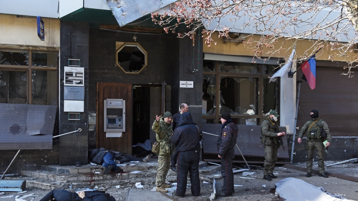 В результате взрыва в центре Донецка погибли более 10 человек