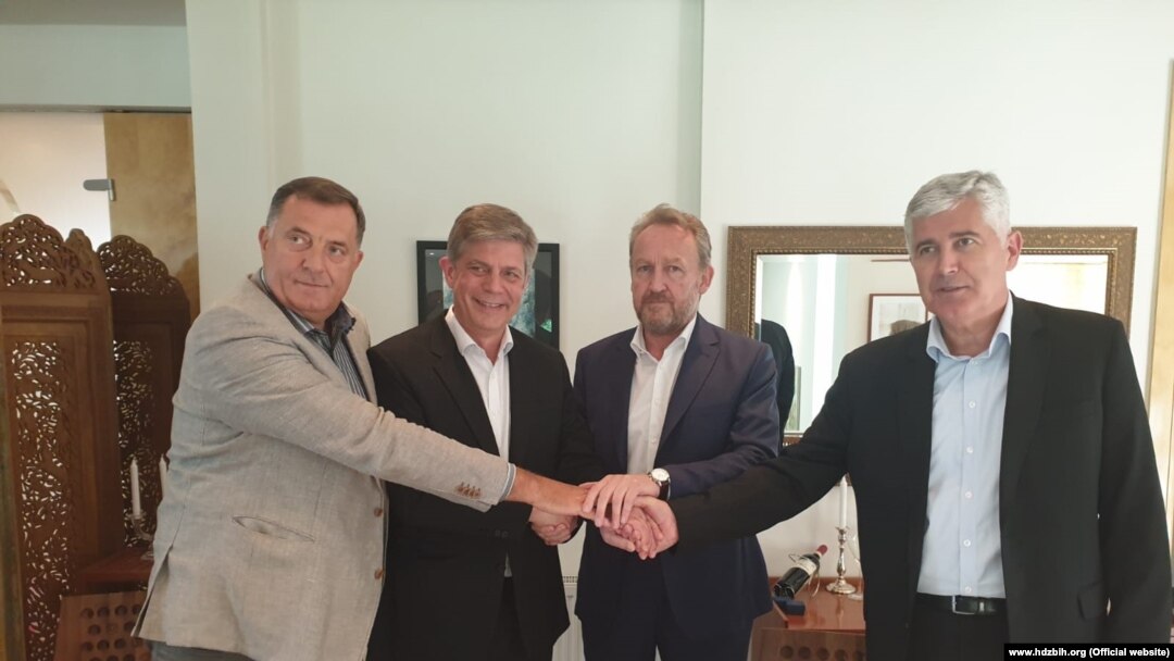 Milorad Dodik, Lars G. Wigemark, Bakir Izetbegović i Dragan Čović prilikom postizanja dogovora o formiranju Vijeća ministara BiH, (5. avgust 2019.)