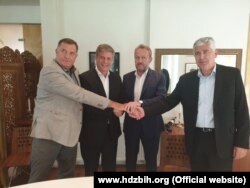 Milorad Dodik, Lars G. Wigemark, Bakir Izetbegović i Dragan Čović, nakon postizanja dogovora o formiranju vlasti u BiH